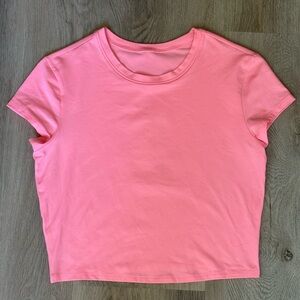 alo - crop finesse tee - neon bubblegum